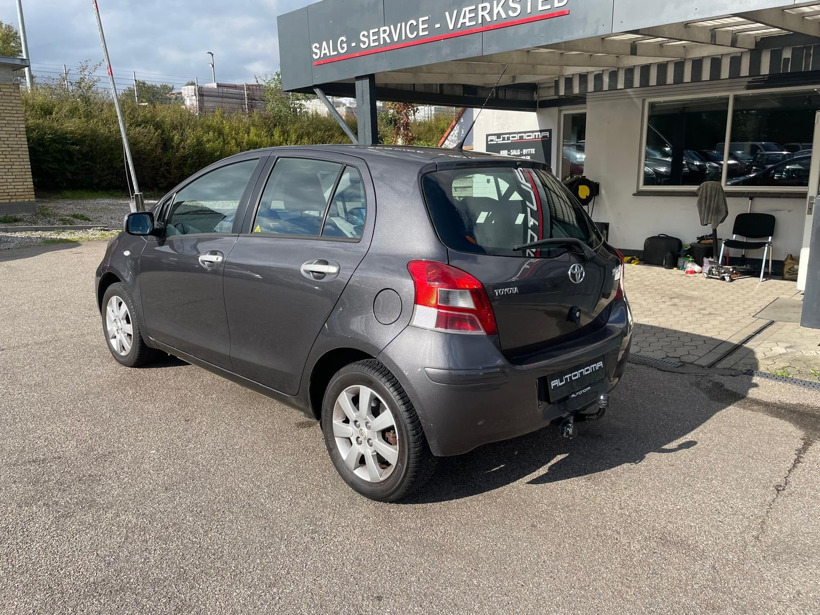 Grå Toyota Yaris fra 2010
