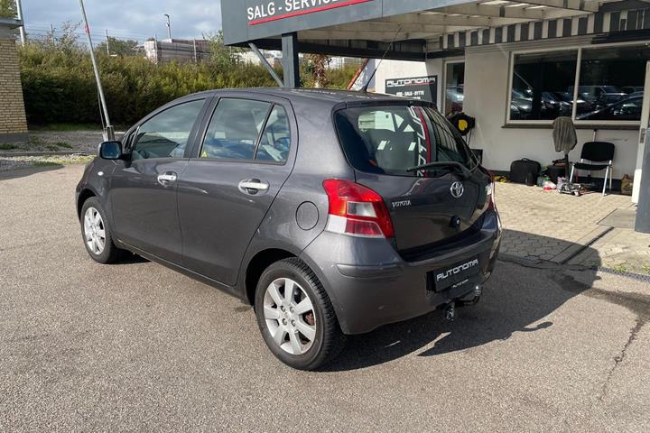 Grå Toyota Yaris fra 2010