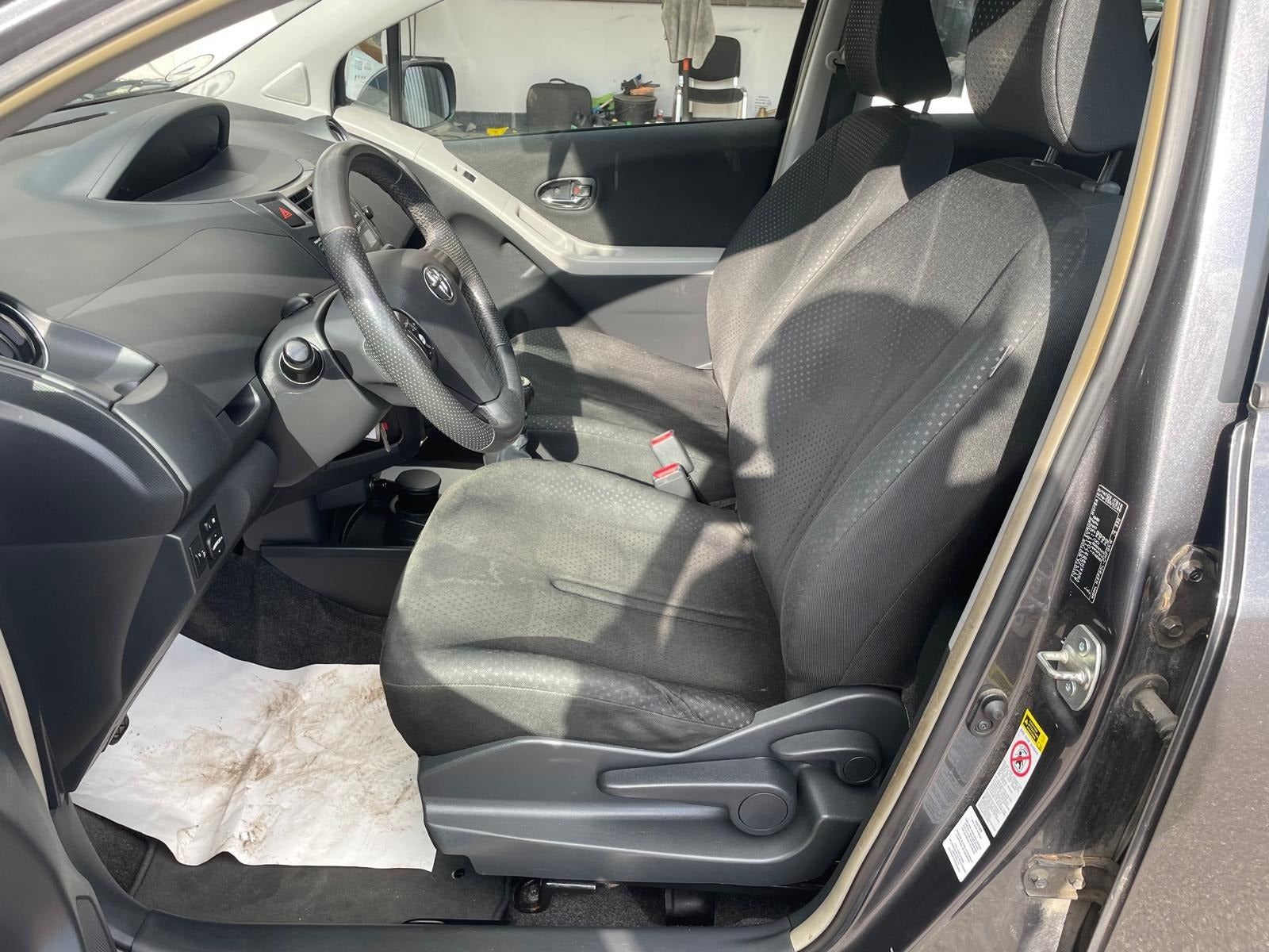 Grå Toyota Yaris fra 2010