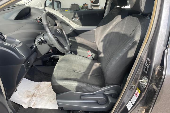 Grå Toyota Yaris fra 2010