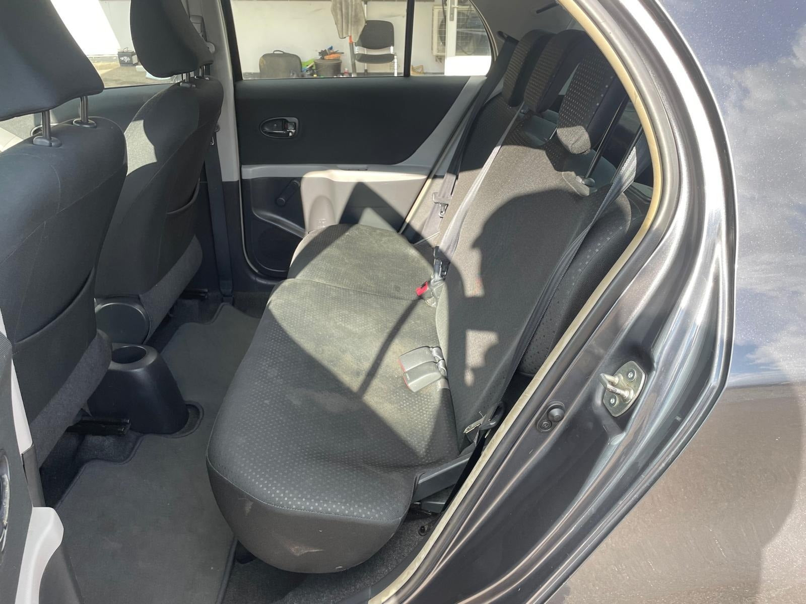Grå Toyota Yaris fra 2010