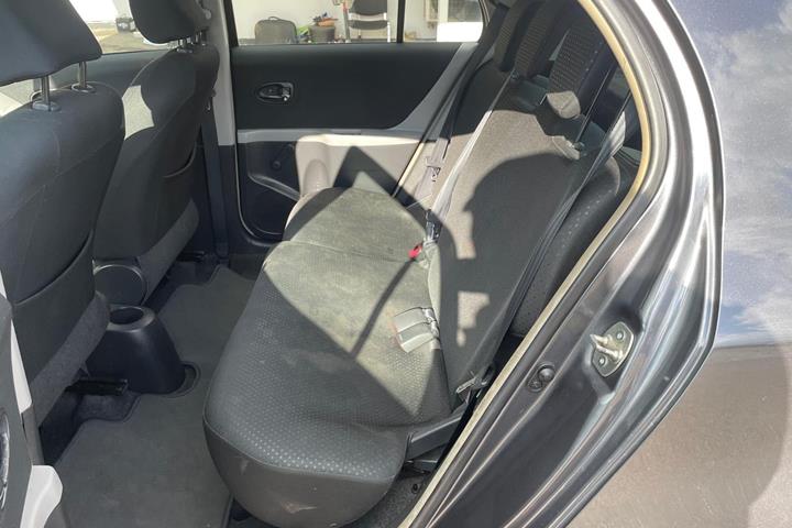 Grå Toyota Yaris fra 2010