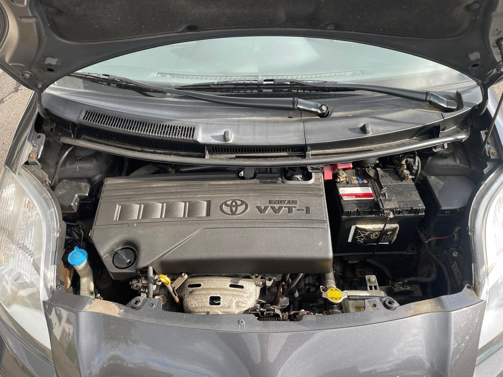 Grå Toyota Yaris fra 2010