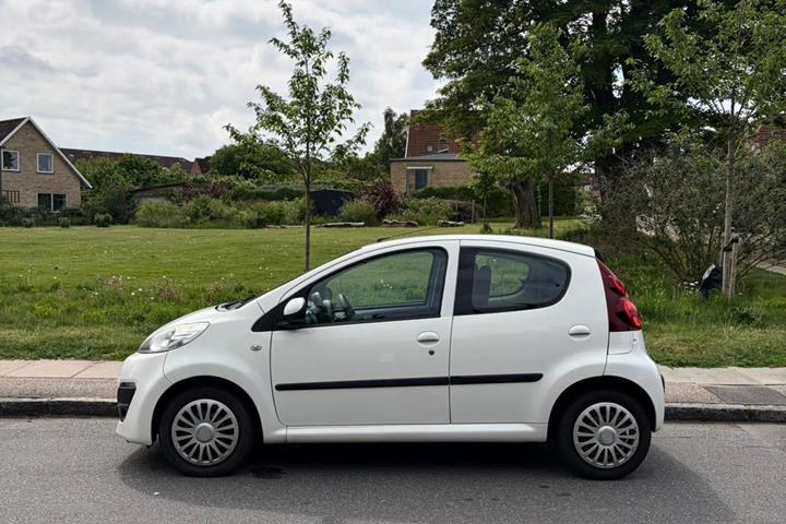 Grøn Peugeot 107 fra 2013