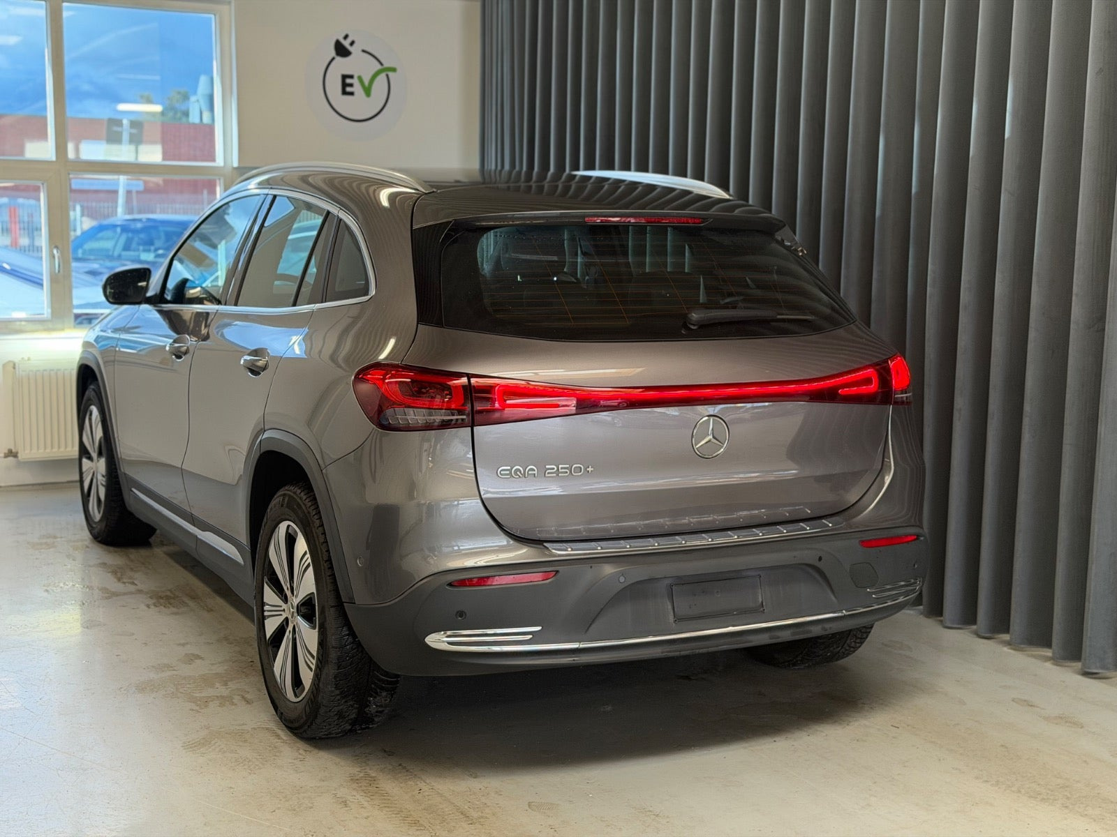 Grå Mercedes EQA250+ fra 2023