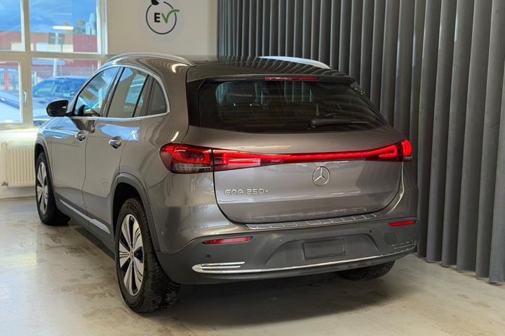 Grå Mercedes EQA250+ fra 2023