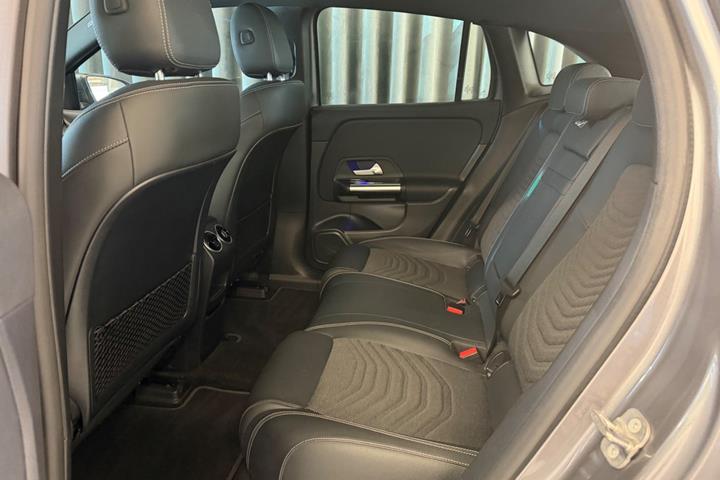 Grå Mercedes EQA250+ fra 2023