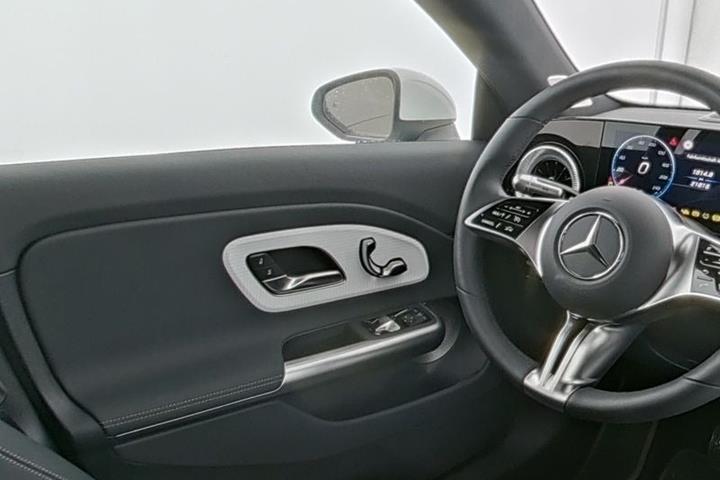 Hvid Mercedes CLA250+ fra 2025