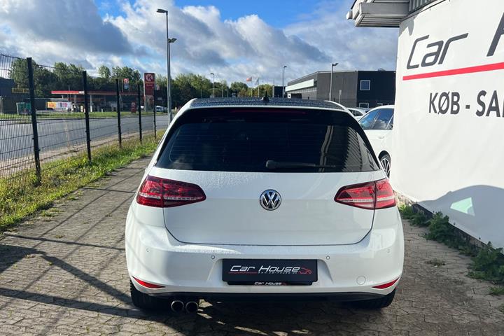 Hvid VW Golf VII fra 2016