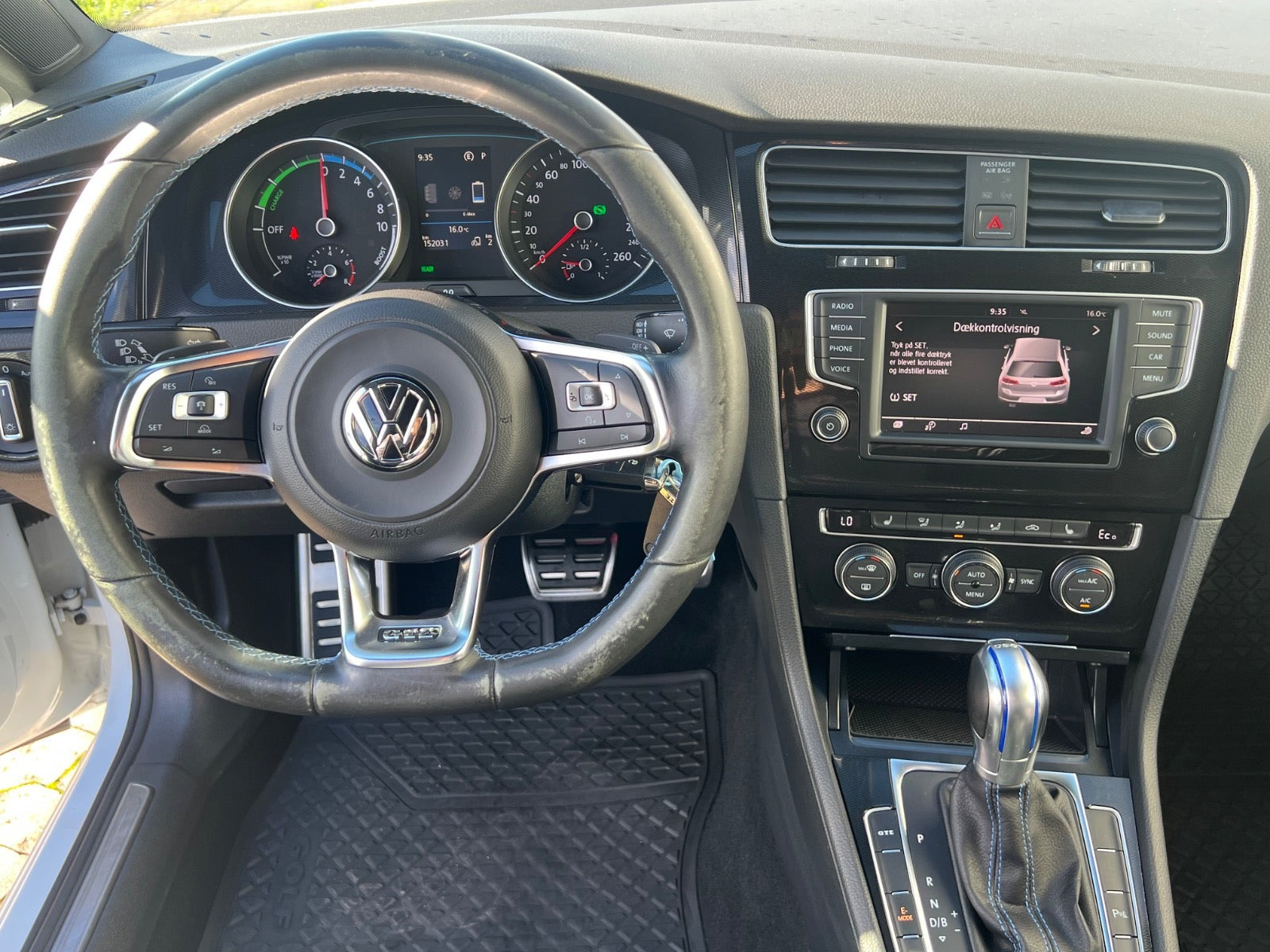 Hvid VW Golf VII fra 2016