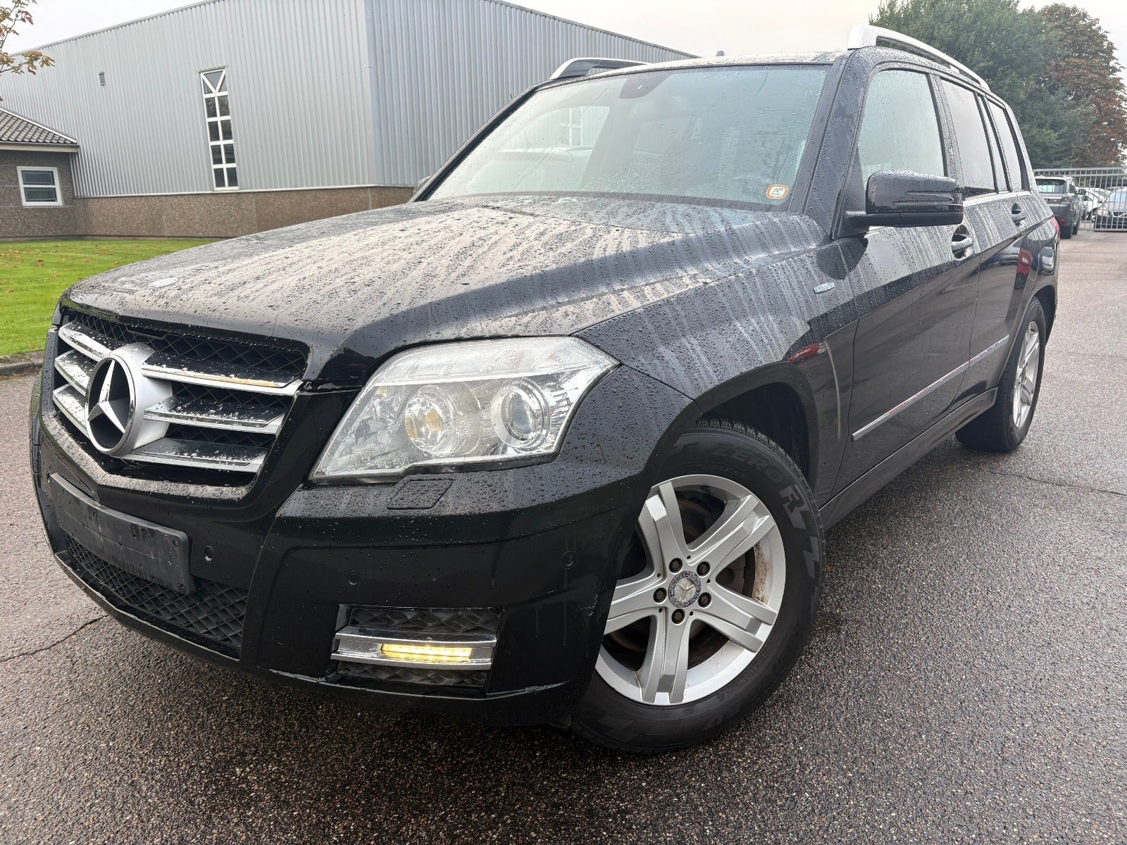 Sort Mercedes GLK350 fra 2012 set udefra