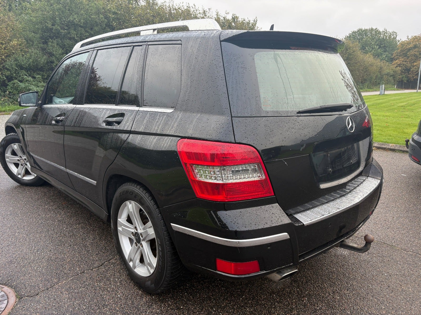 Sort Mercedes GLK350 fra 2012 set udefra