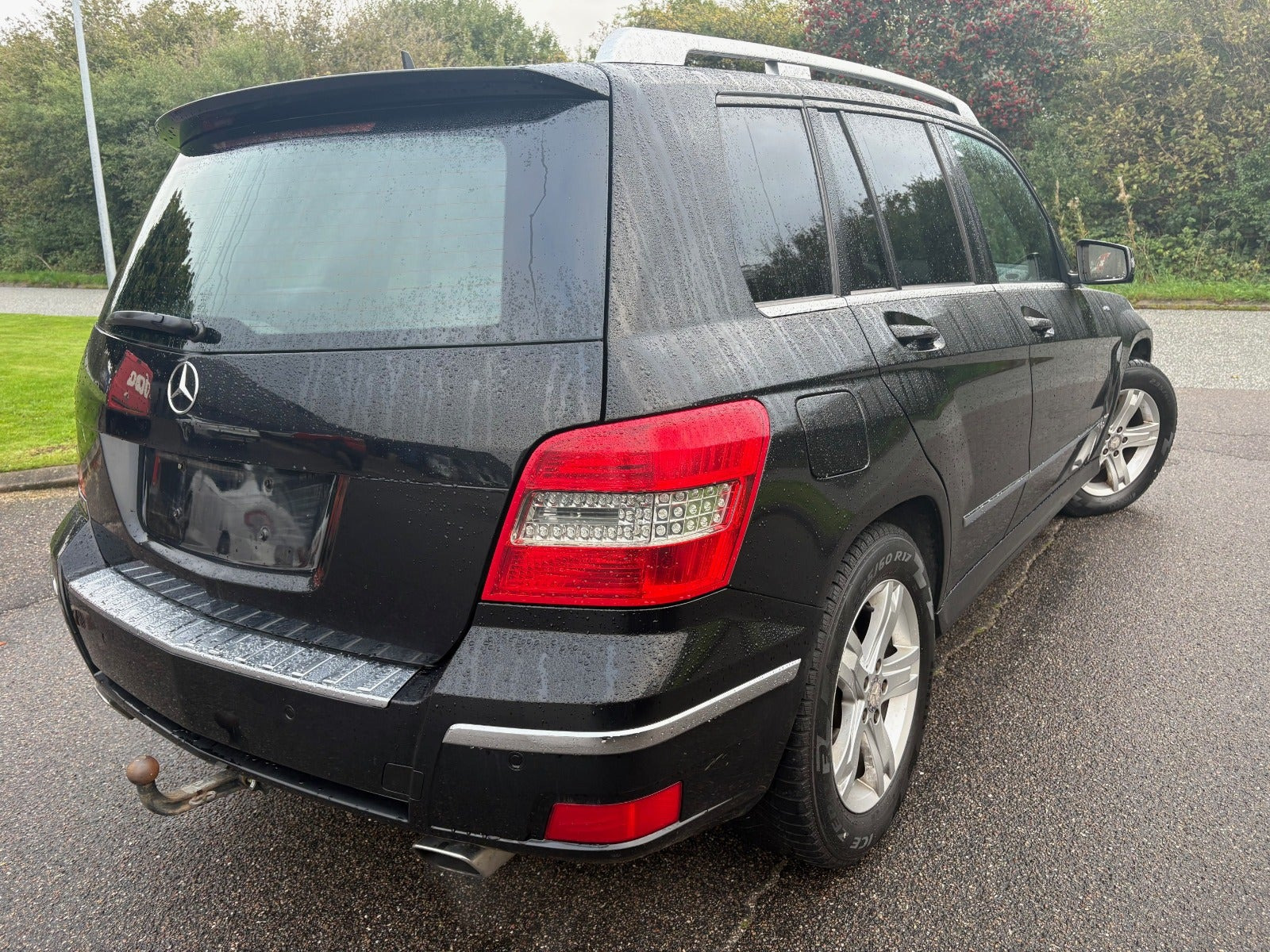 Sort Mercedes GLK350 fra 2012 set udefra