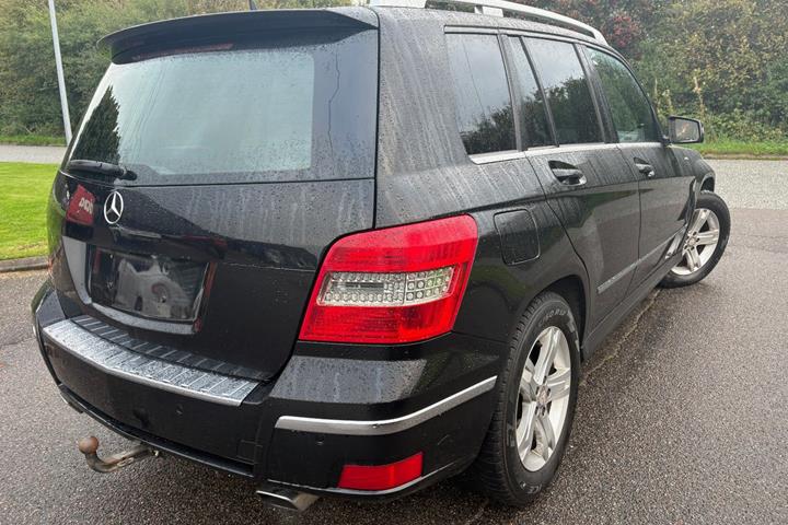 Sort Mercedes GLK350 fra 2012 set udefra