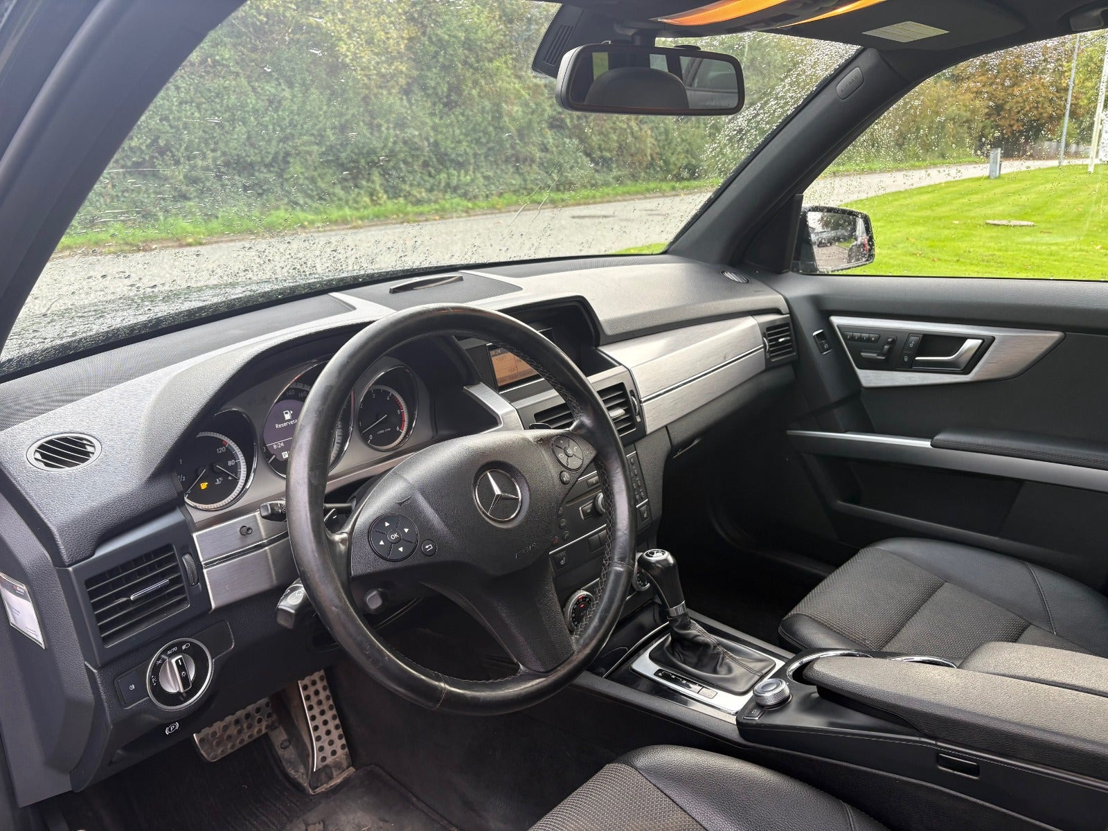 Sort Mercedes GLK350 fra 2012 set indefra