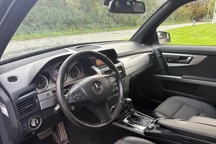 Sort Mercedes GLK350 fra 2012 set indefra
