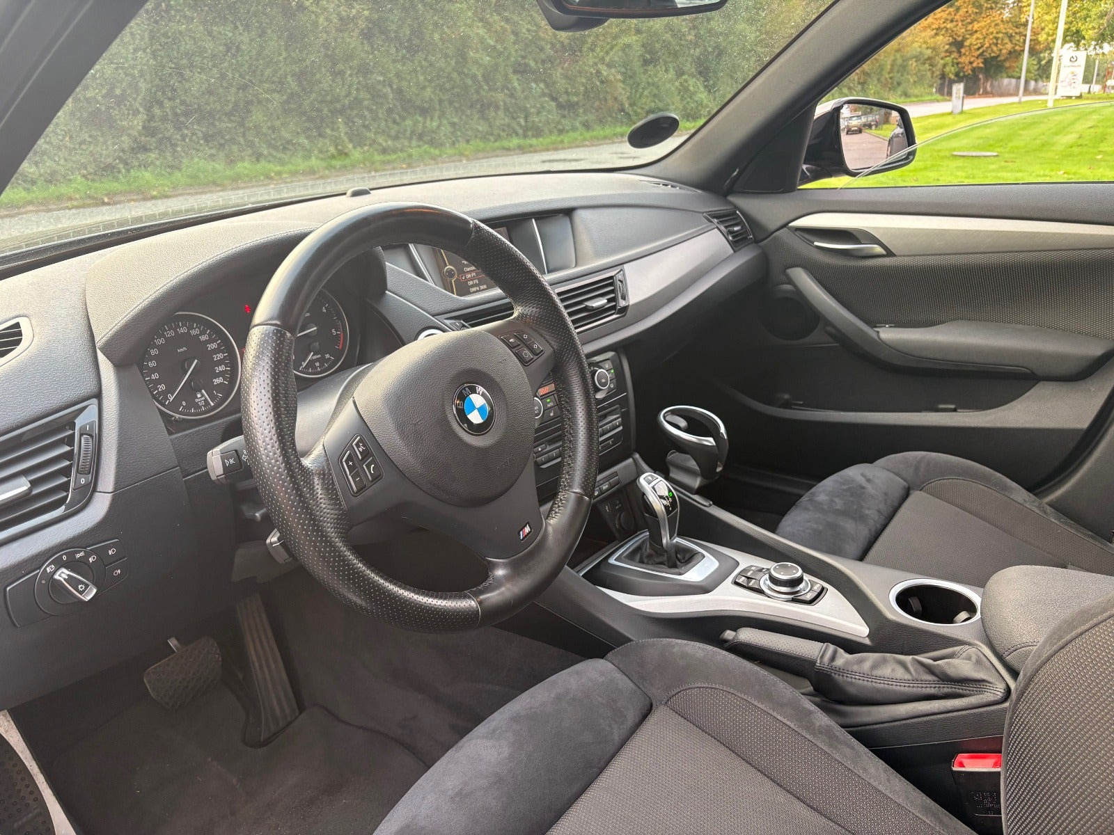 Gul BMW X1 fra 2015
