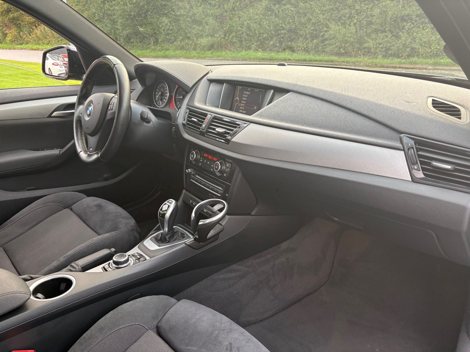 Gul BMW X1 fra 2015