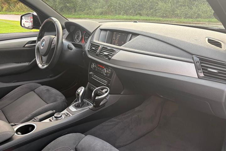 Gul BMW X1 fra 2015