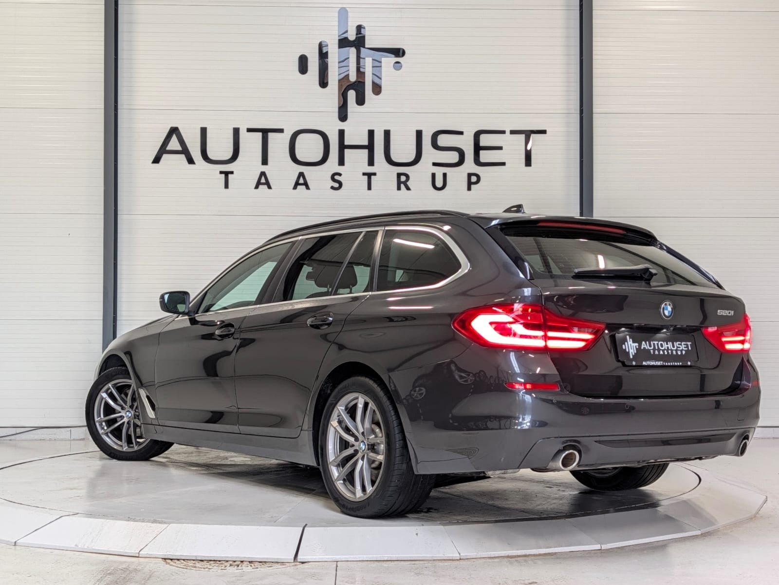 Grå BMW 520i fra 2019