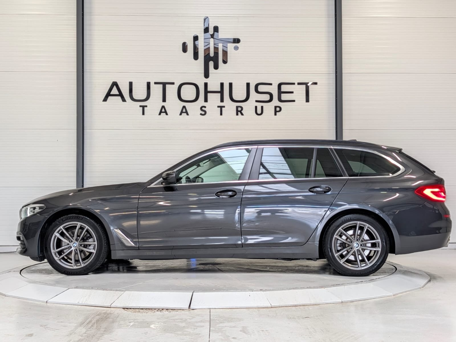 Grå BMW 520i fra 2019