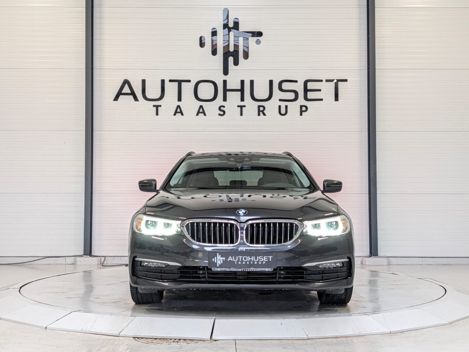 Grå BMW 520i fra 2019