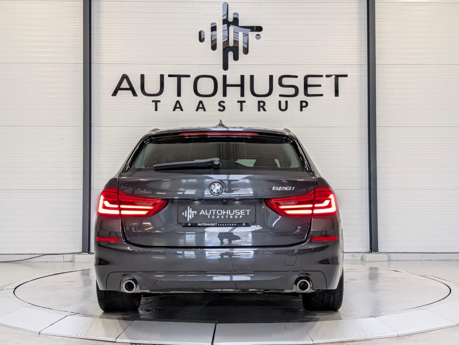 Grå BMW 520i fra 2019