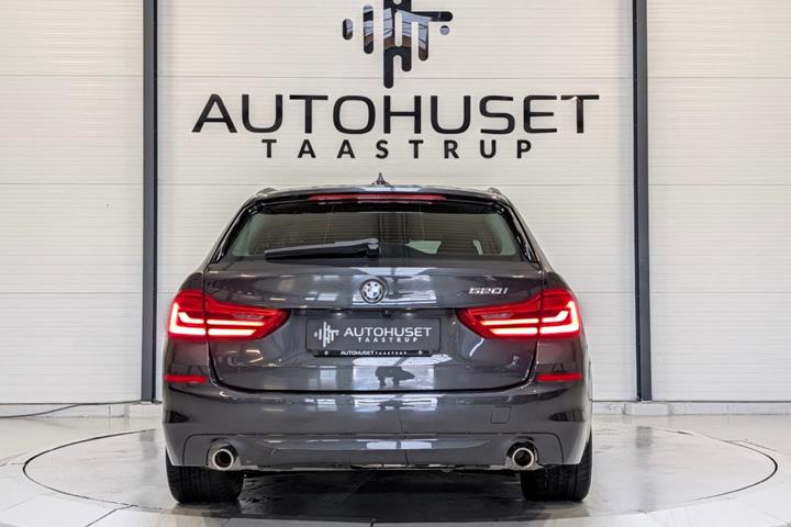 Grå BMW 520i fra 2019