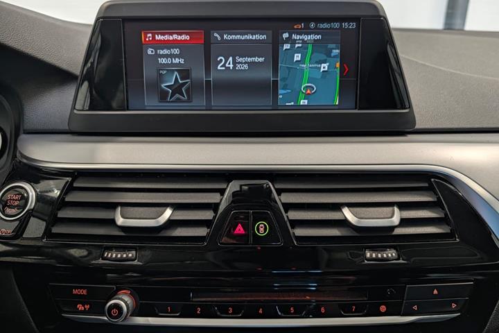 Grå BMW 520i fra 2019