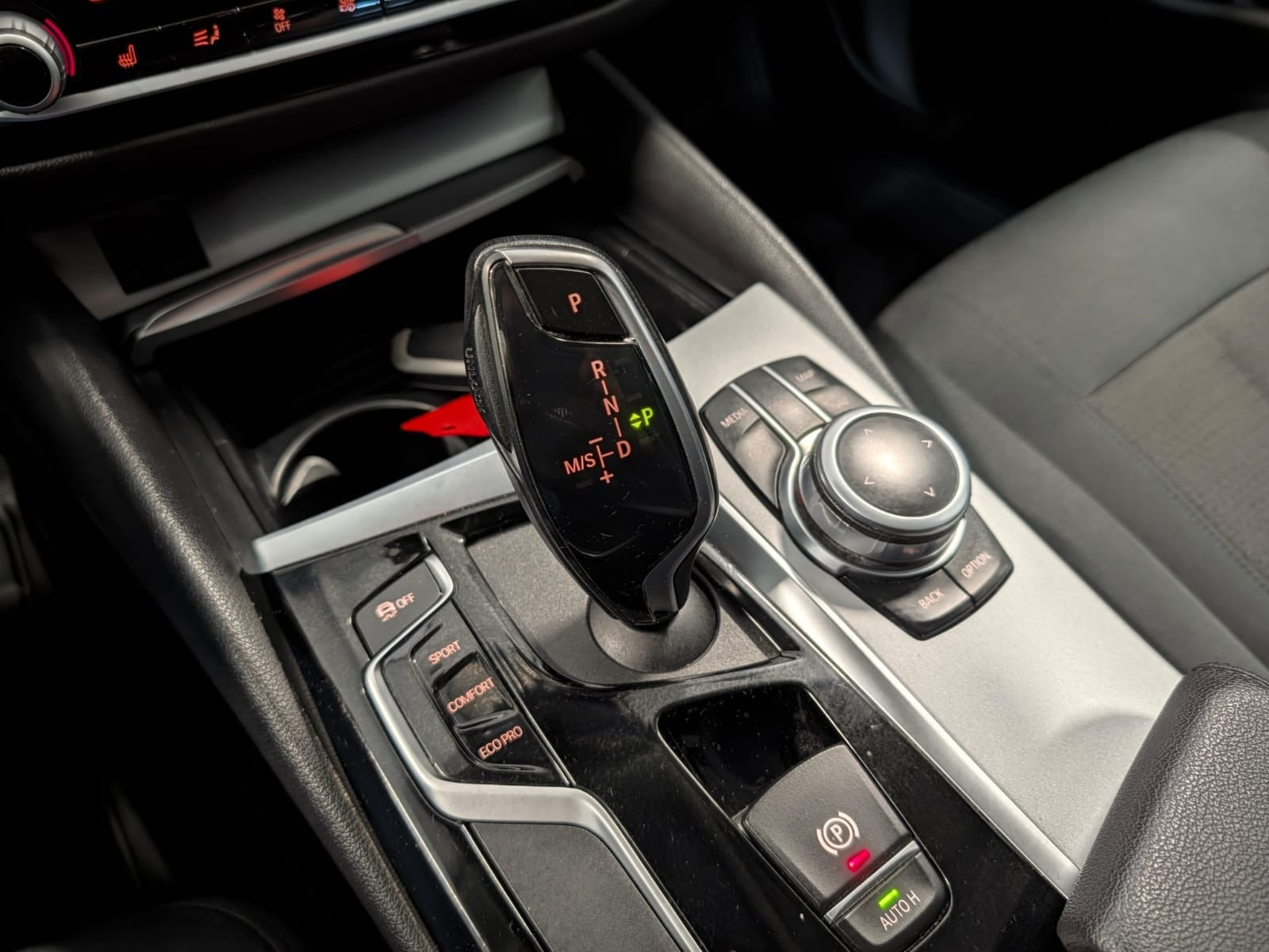 Grå BMW 520i fra 2019
