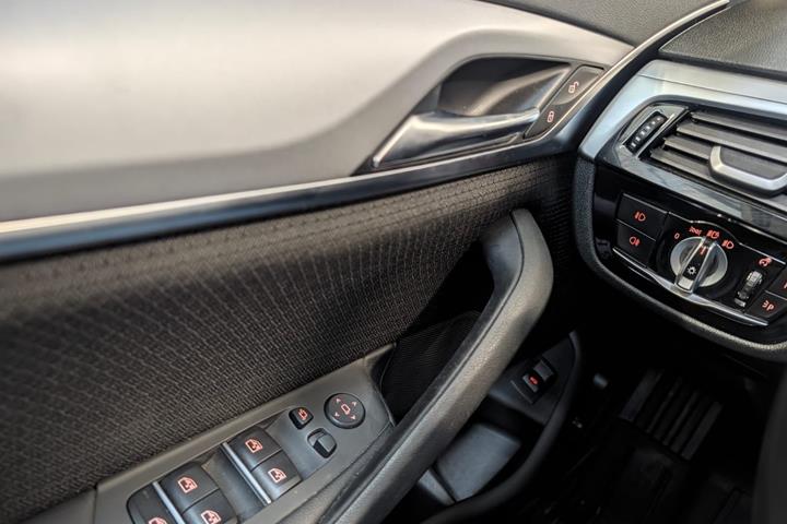 Grå BMW 520i fra 2019