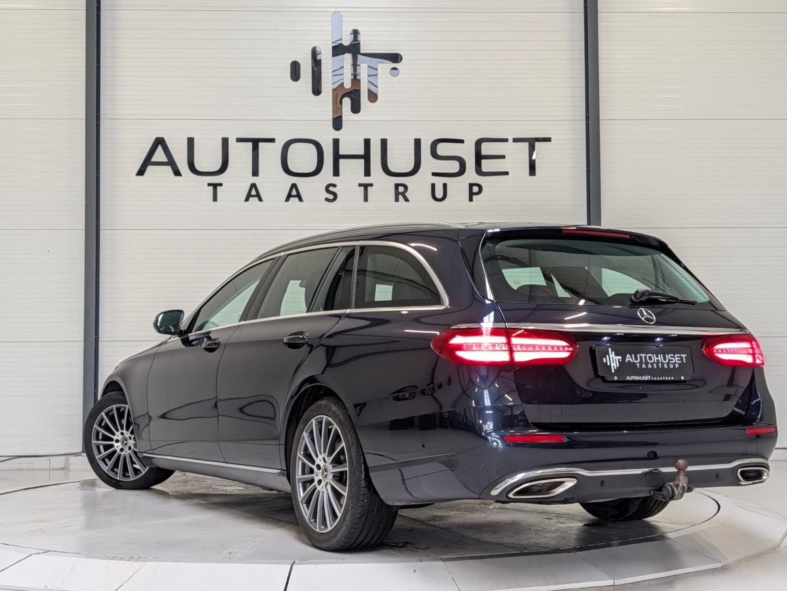 Blå Mercedes E200 fra 2017