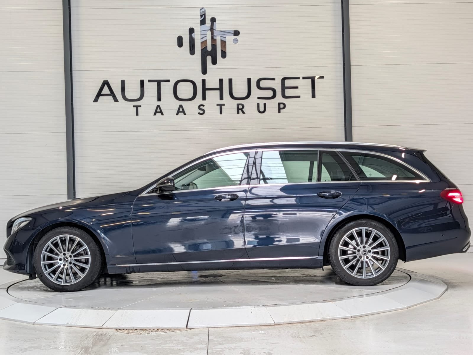 Blå Mercedes E200 fra 2017