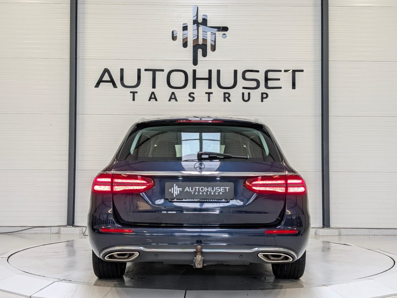 Blå Mercedes E200 fra 2017