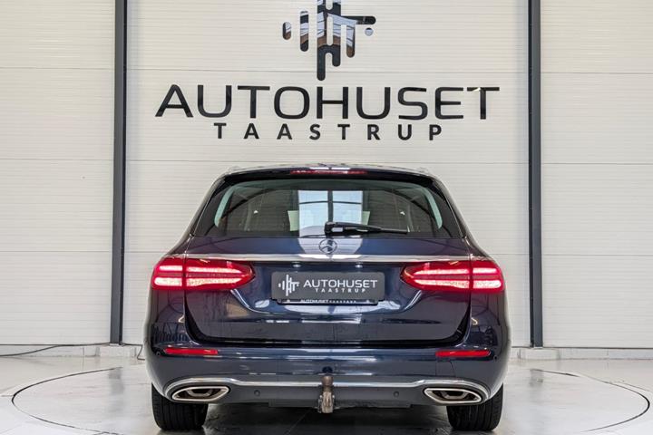 Blå Mercedes E200 fra 2017
