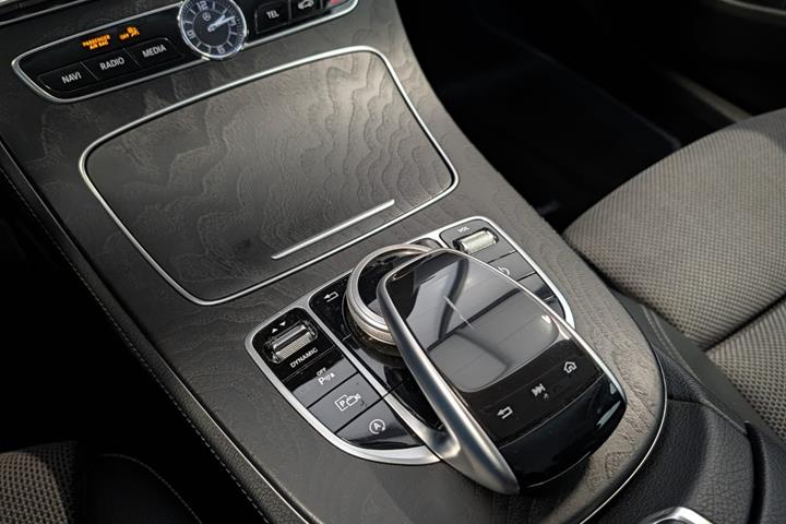Blå Mercedes E200 fra 2017