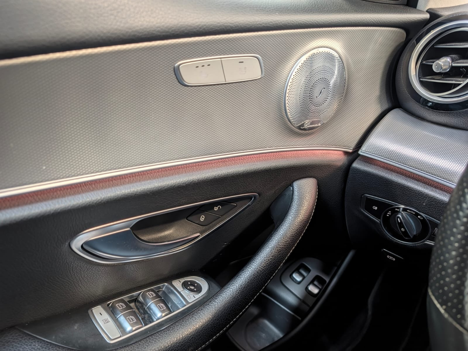 Blå Mercedes E200 fra 2017