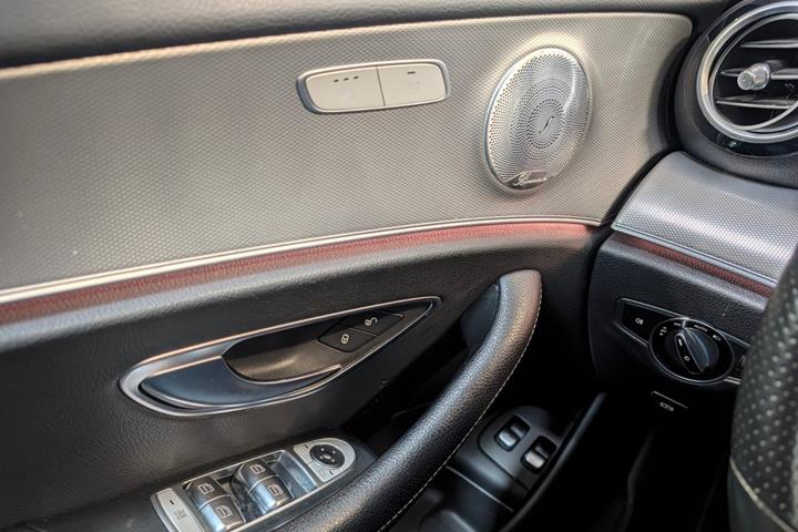 Blå Mercedes E200 fra 2017