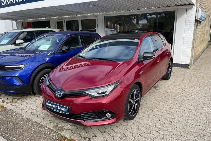 Rød Toyota Auris fra 2018