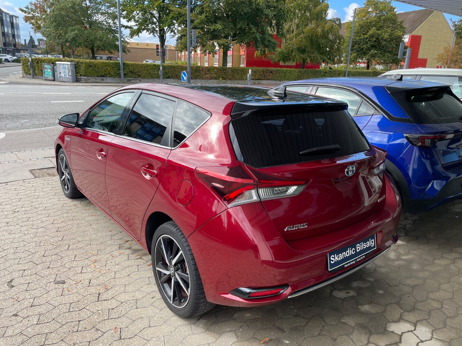 Rød Toyota Auris fra 2018