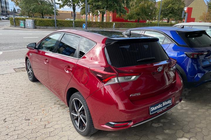 Rød Toyota Auris fra 2018