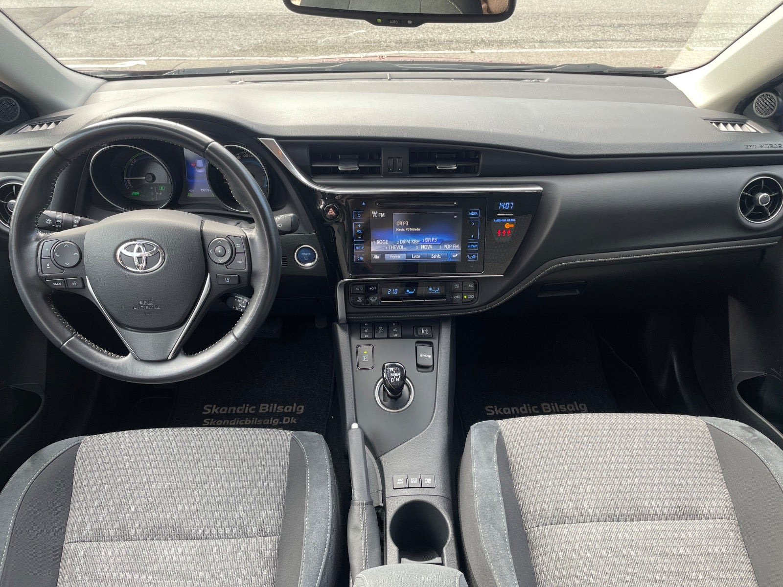 Rød Toyota Auris fra 2018