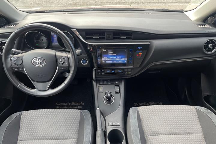 Rød Toyota Auris fra 2018