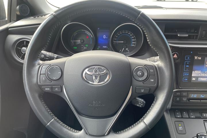Rød Toyota Auris fra 2018