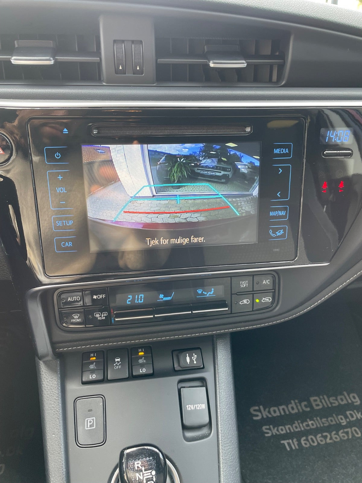 Rød Toyota Auris fra 2018