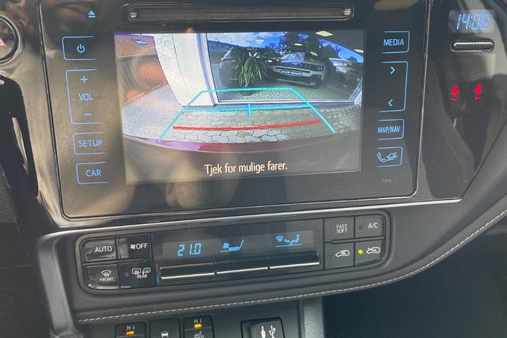 Rød Toyota Auris fra 2018