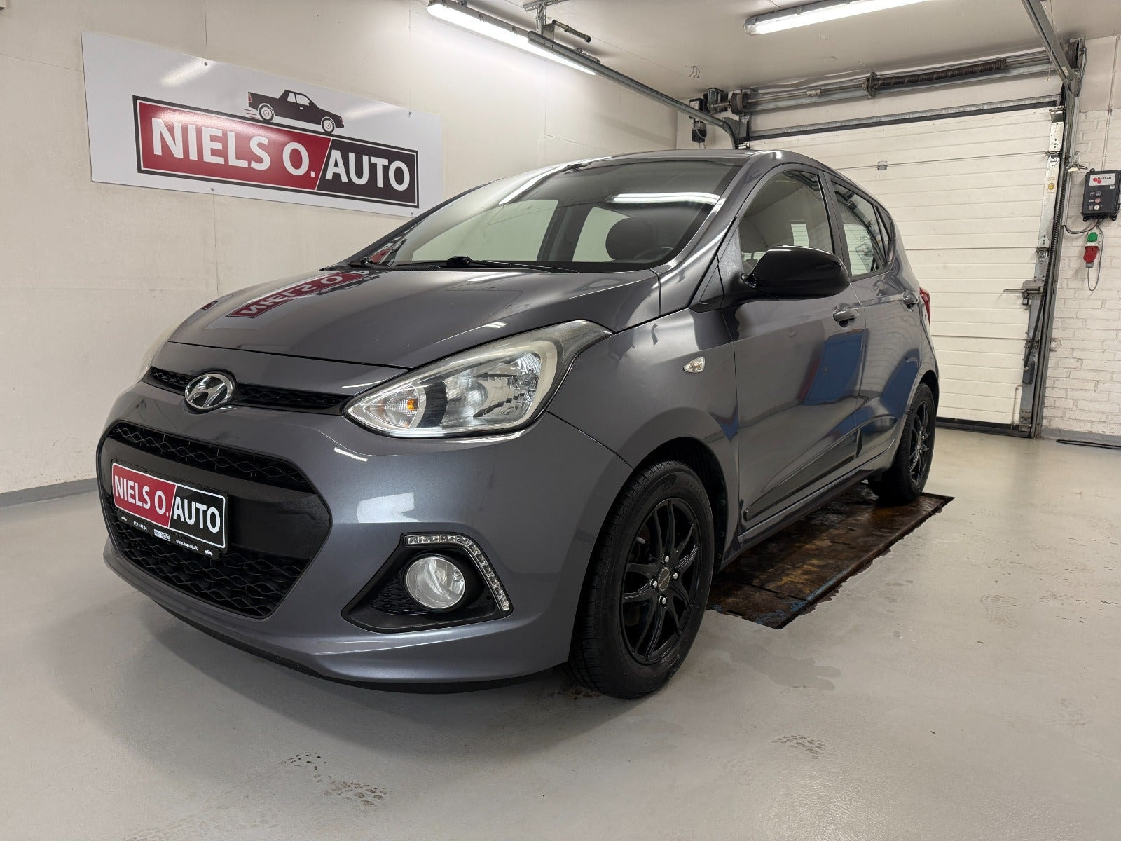 Grå Hyundai i10 fra 2016