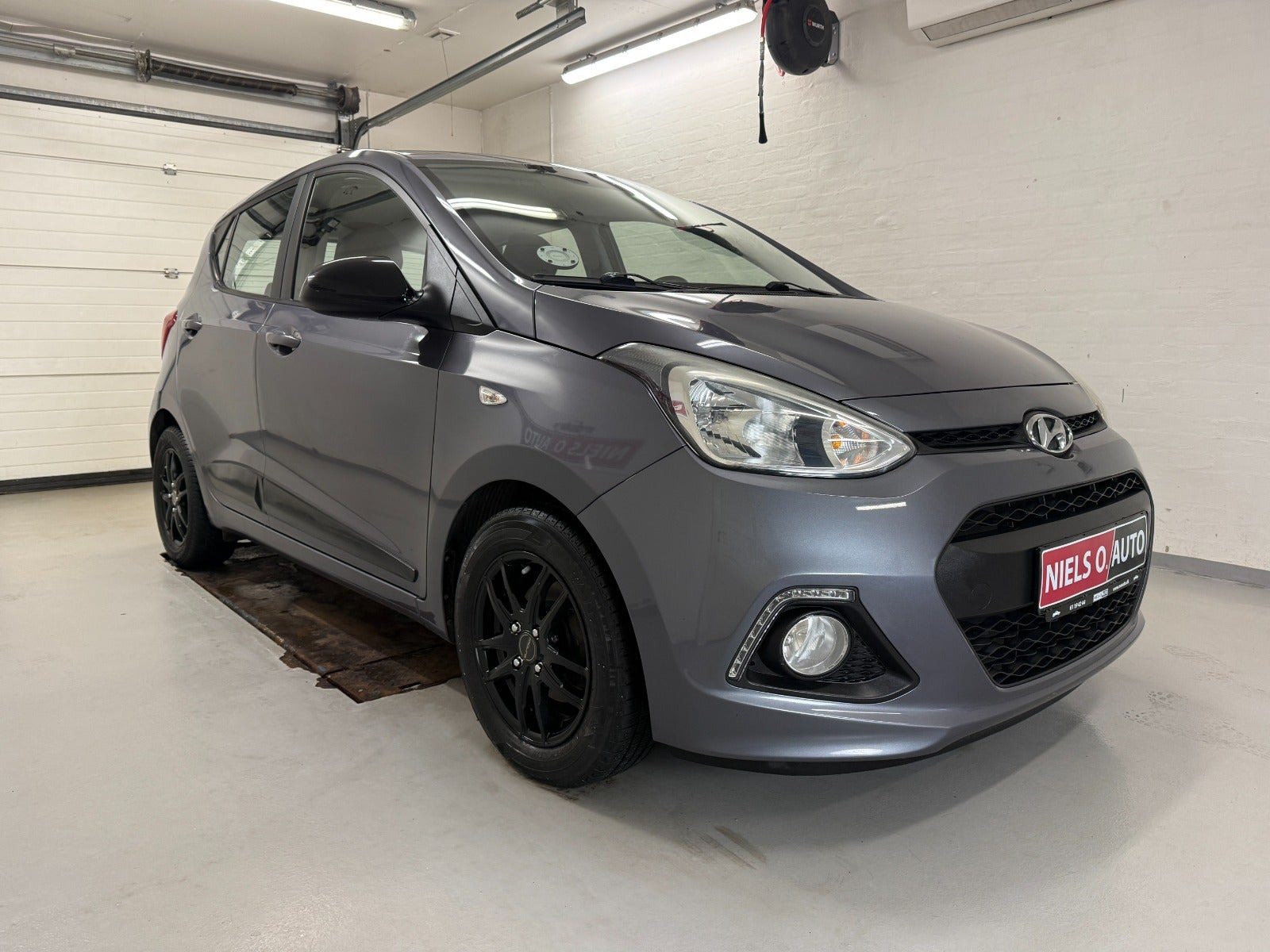 Grå Hyundai i10 fra 2016