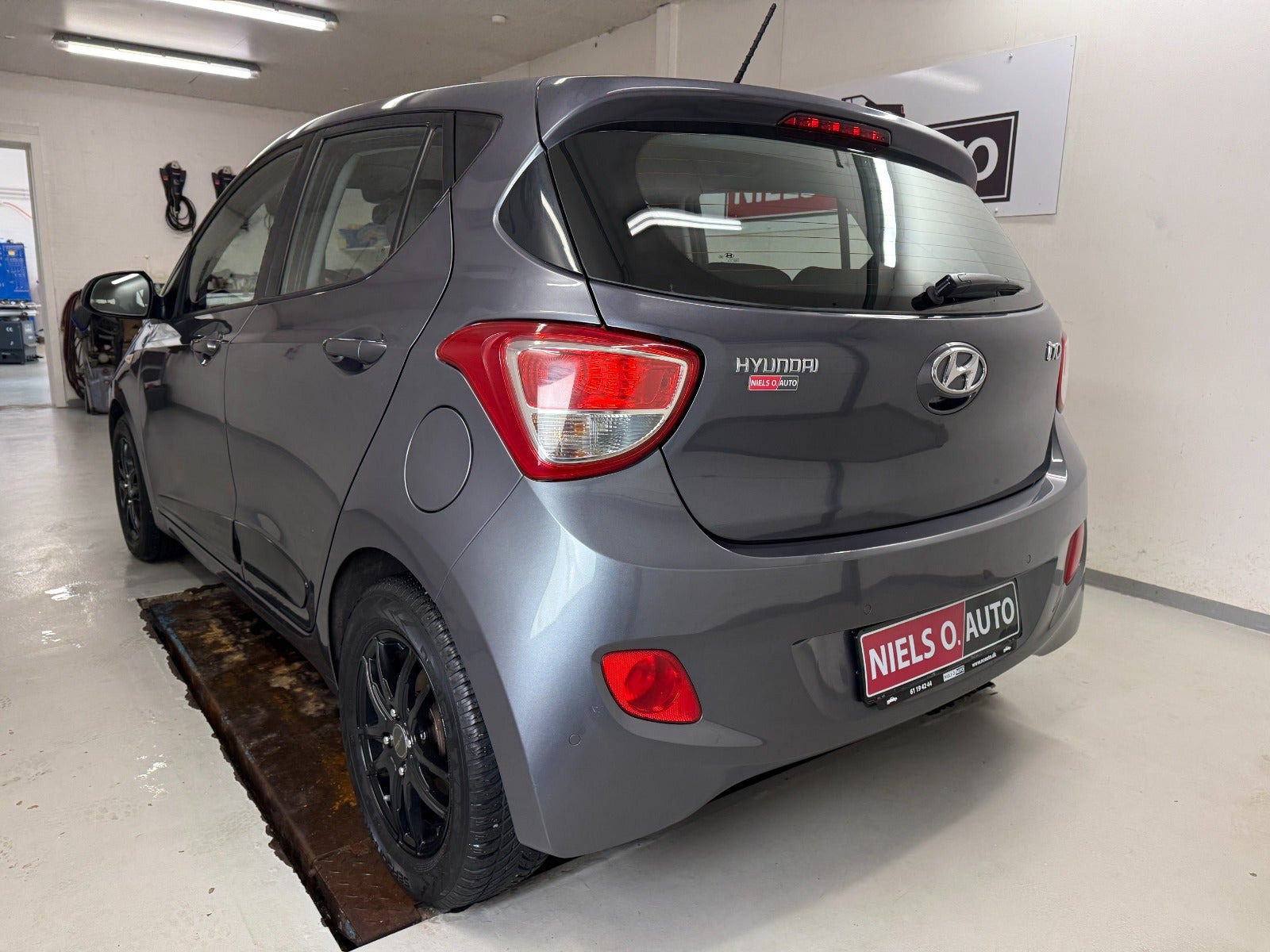Grå Hyundai i10 fra 2016