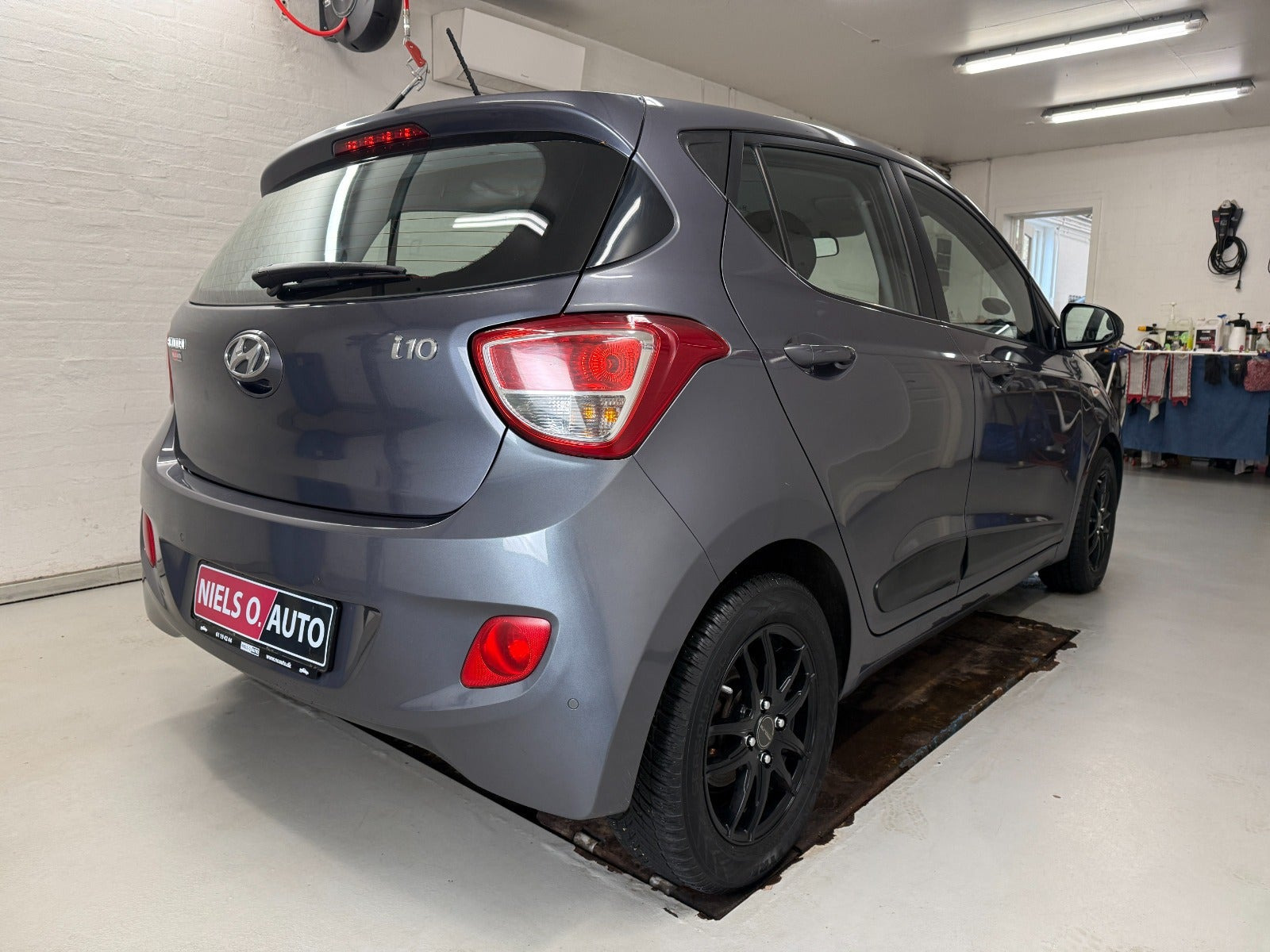 Grå Hyundai i10 fra 2016